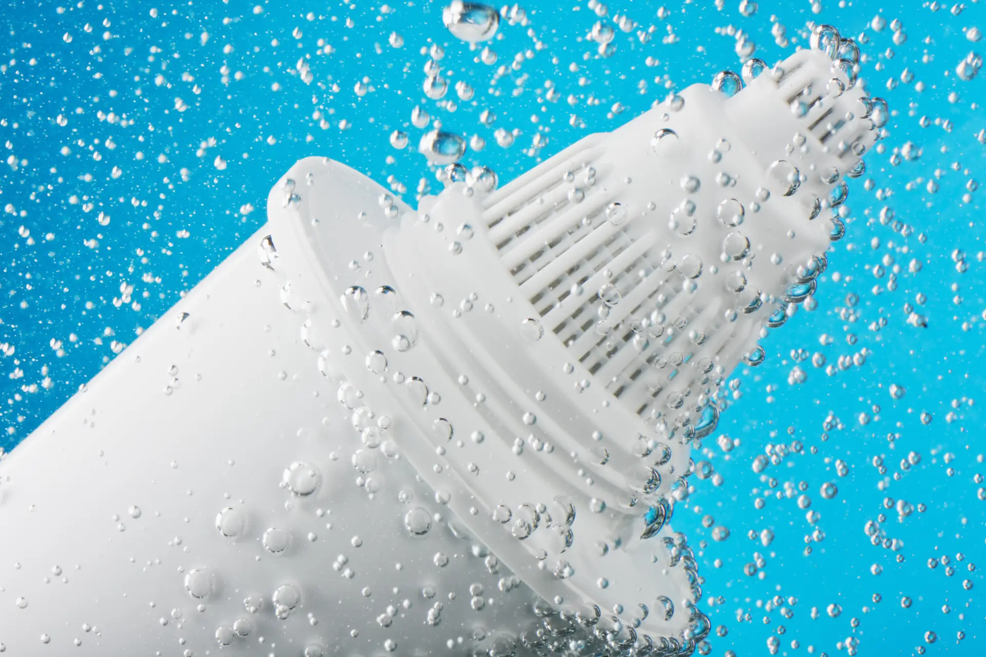 Water filter cartridge splashing in water
